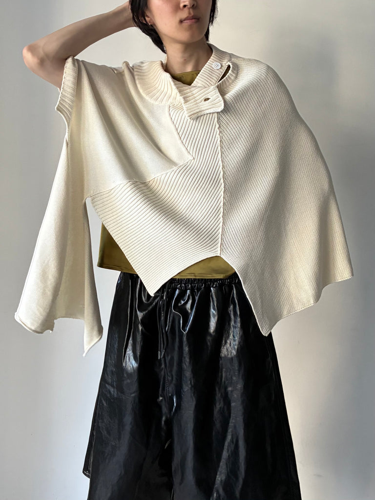 【NP09-K001】ASYMMETRIC CAPE WHITE