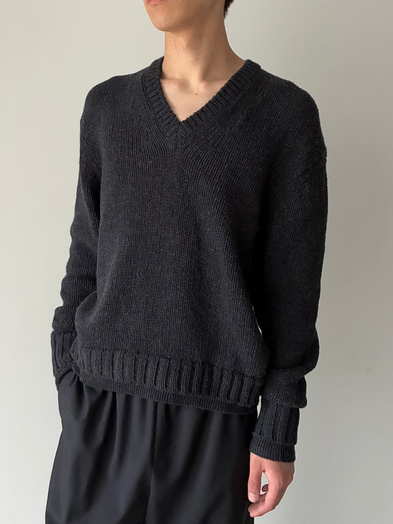 FALSE V-NECK CHARCOAL GRAY