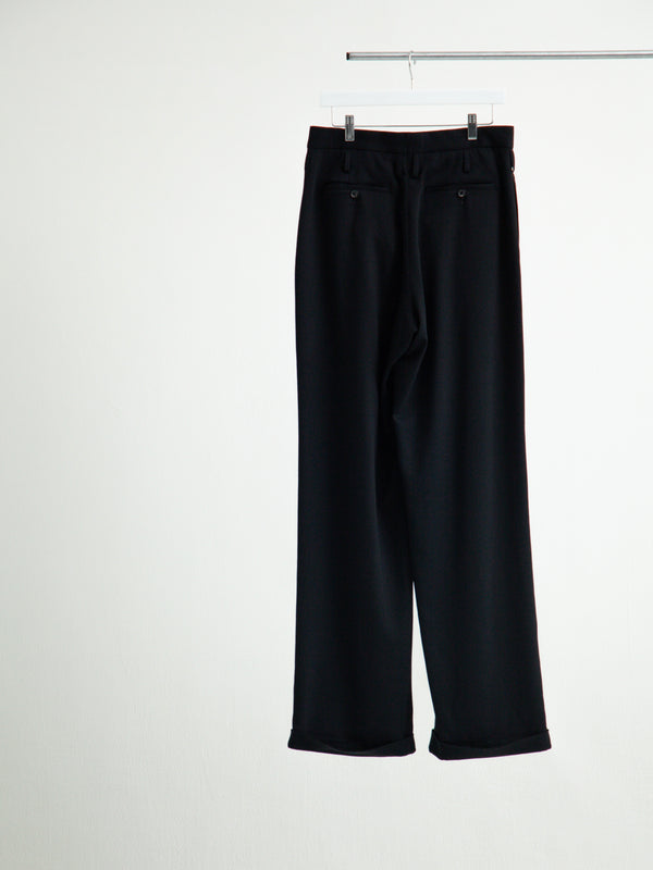 【S26AW18PT-W】DOUBLE INVERTED TUCK TROUSERS BLACK