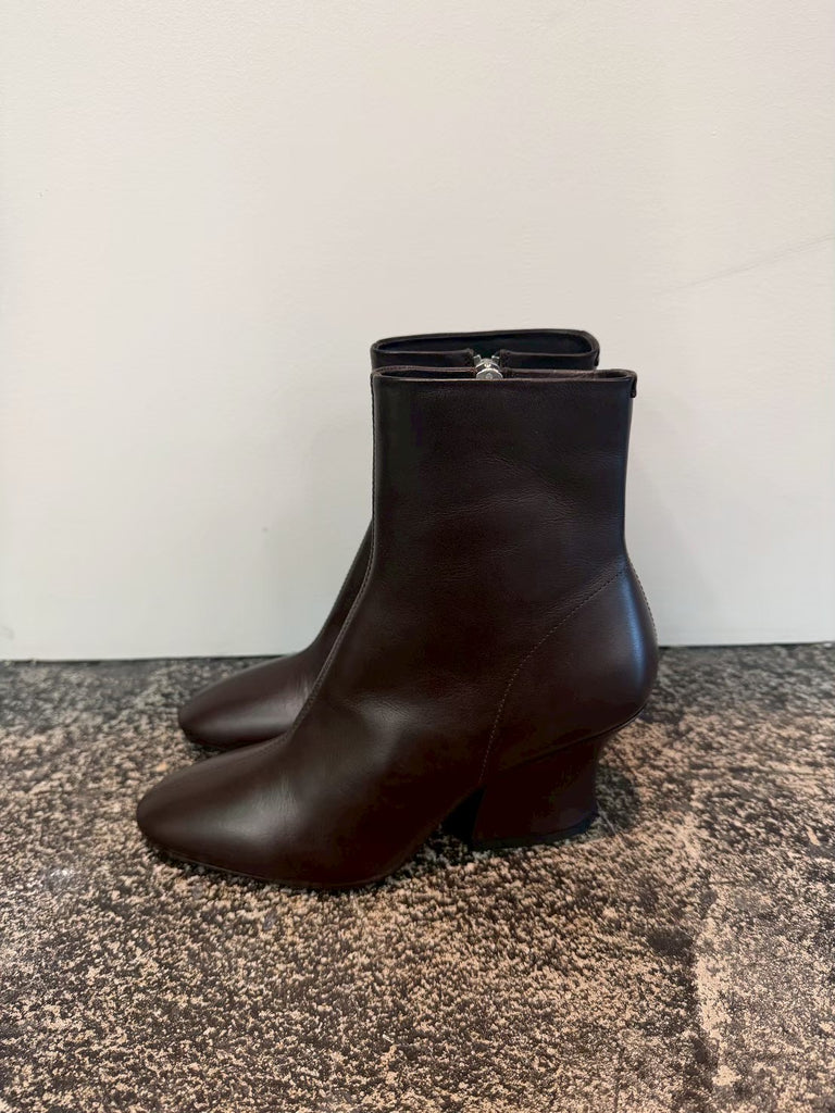 【J16WU0073P7698】LUNE BOOT BROWN