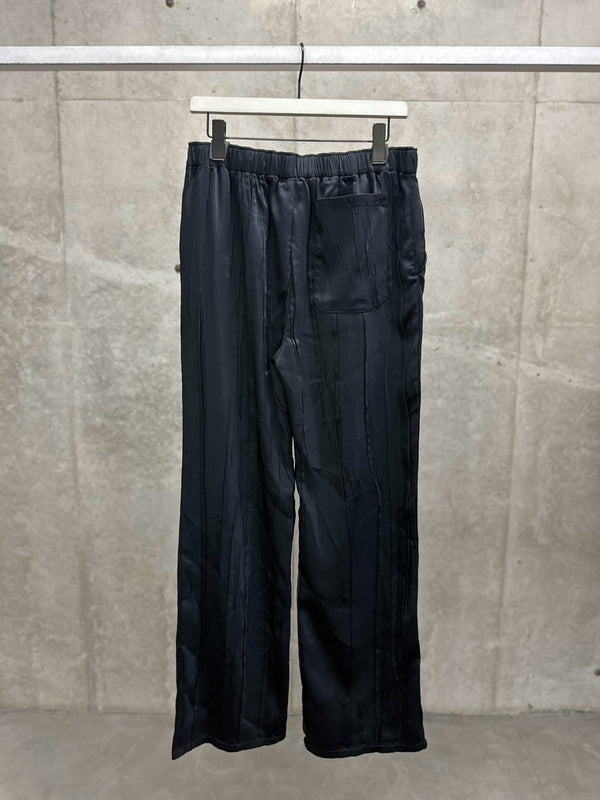 【326CPA658PL0280】CRINKLED SATIN LARGE PANTS BLACK