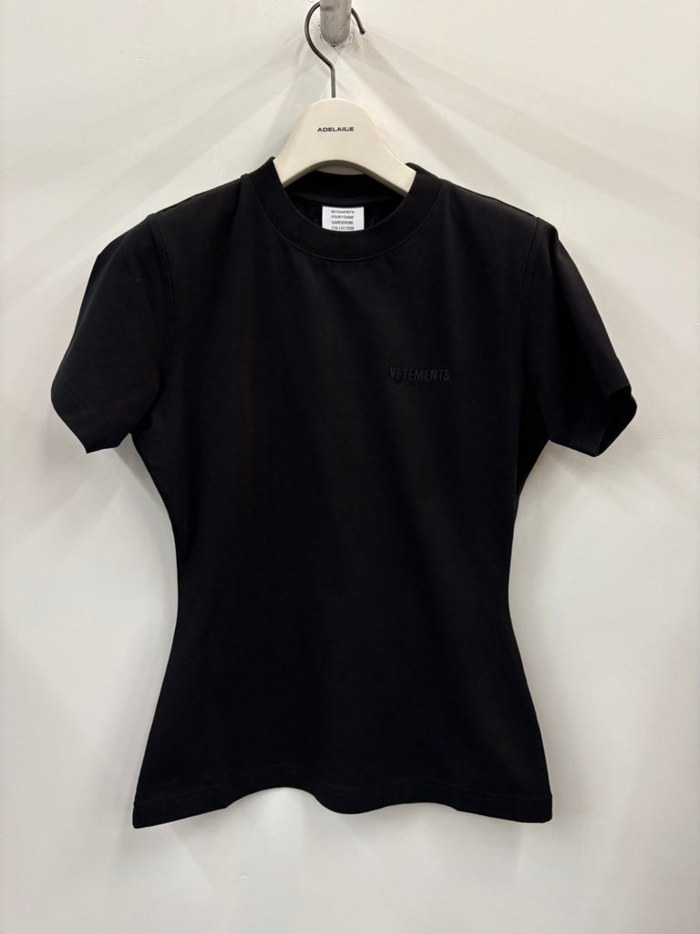 EMBROIDERED LOGO FITTED HOURGLASS T-SHIRT BLACK