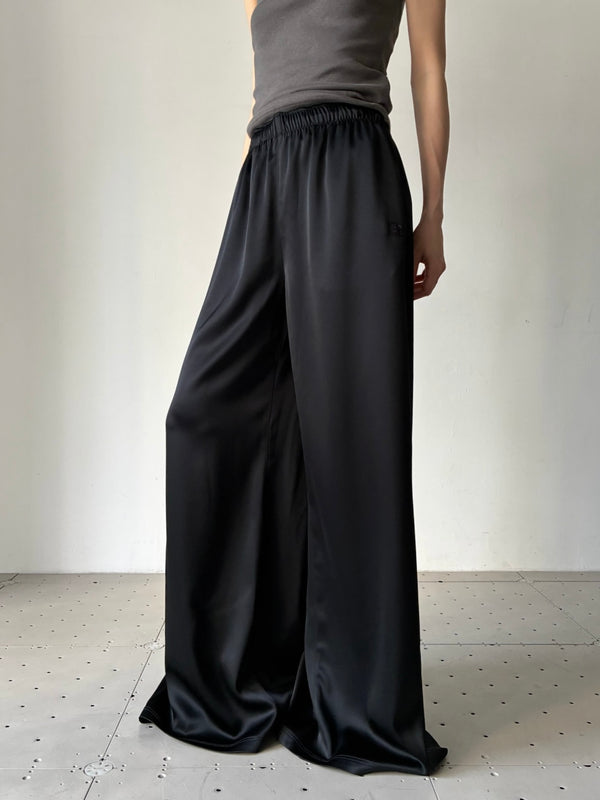 【226CPA650TA0007】SATIN WIDE TRAIN PANTS BLACK