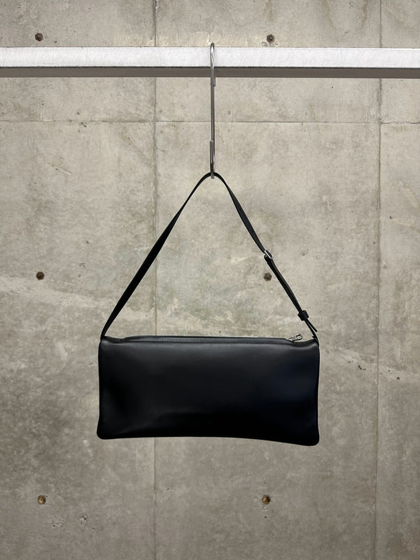 【425GSA202CR0027】SMOOTH CALF CUFF CLUTCH BLACK
