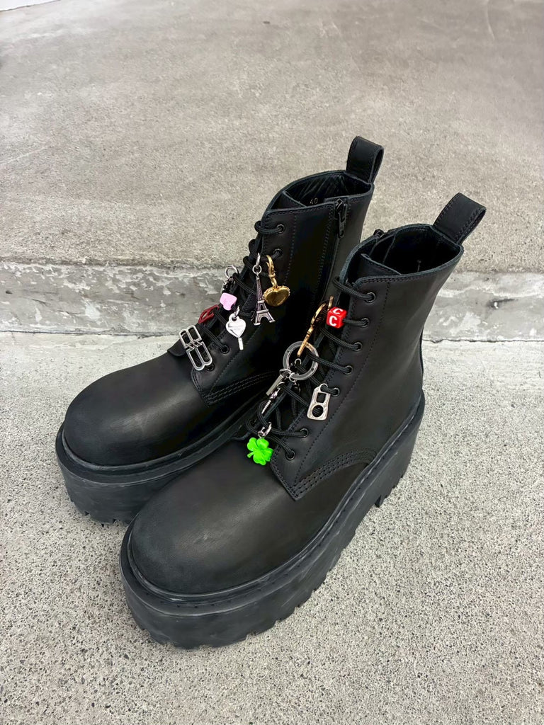 【859611-WCDA3】STRIKE BOOTIE PLTF BLACK