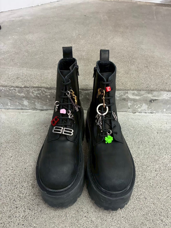 【859611-WCDA3】STRIKE BOOTIE PLTF BLACK