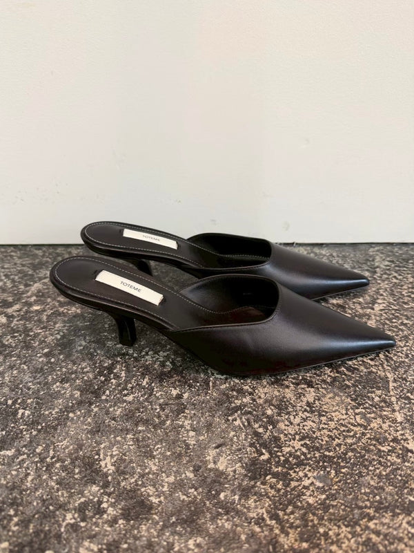 【254-WAS0283-LE0104-001】Sharp Nappa Mules BLACK