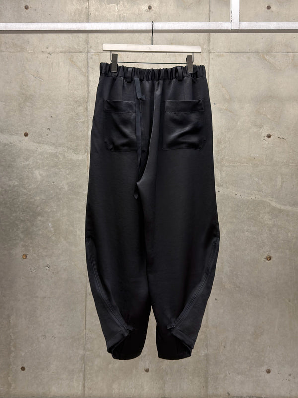 【JOE FW26-0142-999】Waistband pleats trousers + zipper BLACK