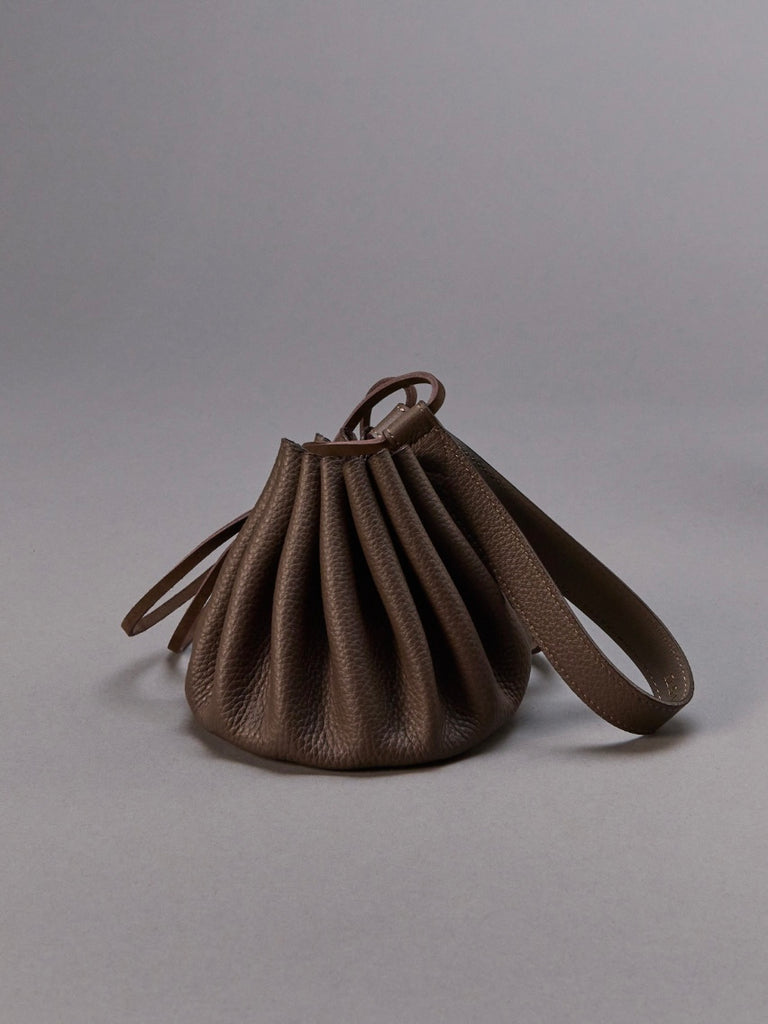 【M26H9OJ015】WHIP POUCH BROWN