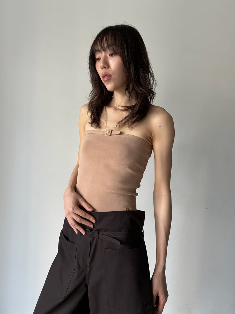 【226MTO526FI0063】BUCKLE KNIT BUSTIER TOP BEIGE