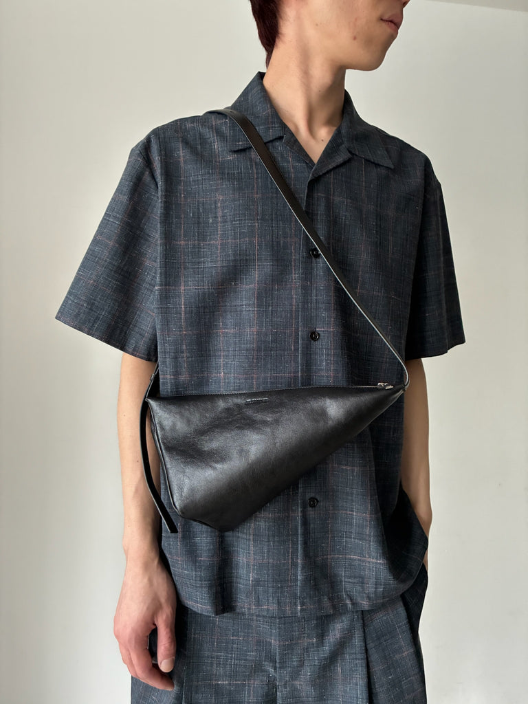 【J26WG0071P8891001】TRIANGLE CROSSBODY BLACK