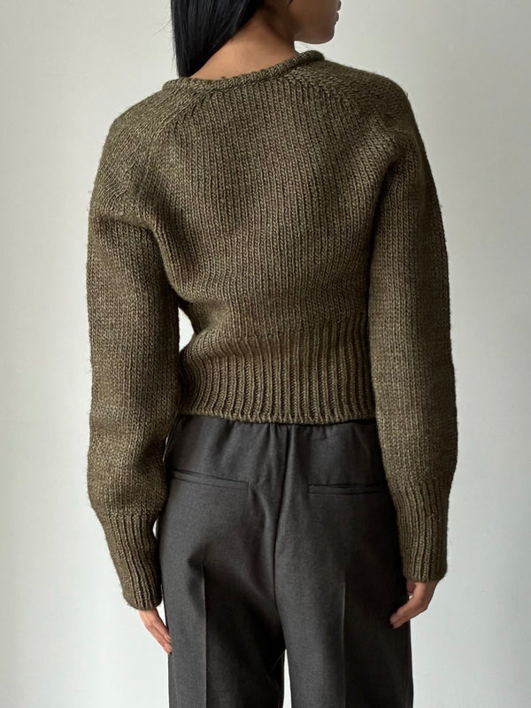 SHARP V-NECK KHAKI