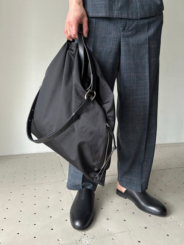 【J26ZH0008P8500001】SOFT ROLLED HOBO BLACK