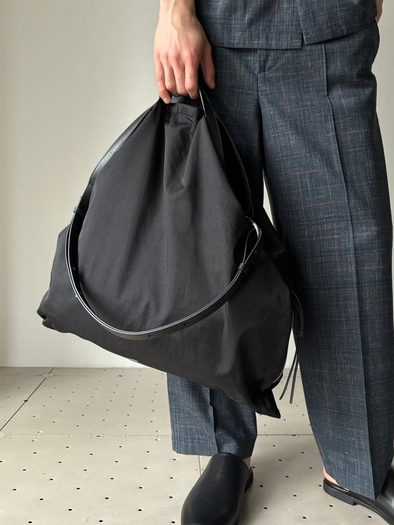 【J26ZH0008P8500001】SOFT ROLLED HOBO BLACK