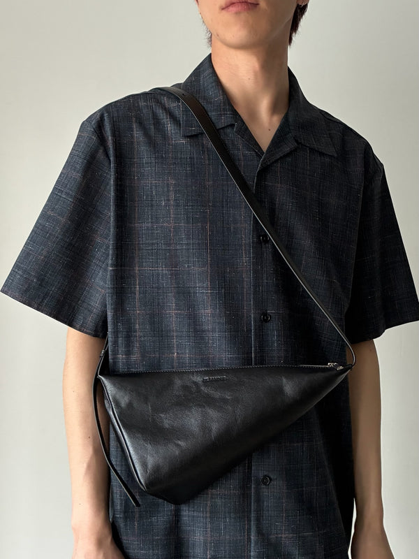【J26WG0071P8891001】TRIANGLE CROSSBODY BLACK
