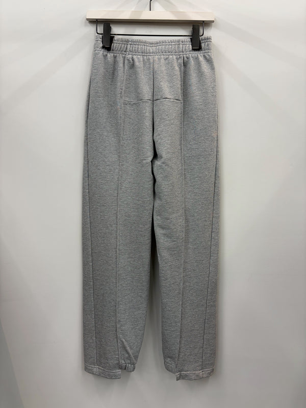 【WH27SP224G】 ATHLETIC LOGO CUT-UP FITTED SWEATPANTS GREY