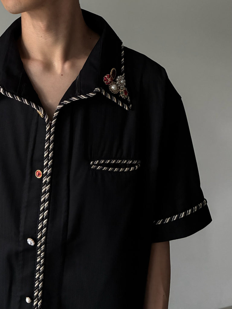 EMBELLISHED S/S LASSO SHIRT BLACK
