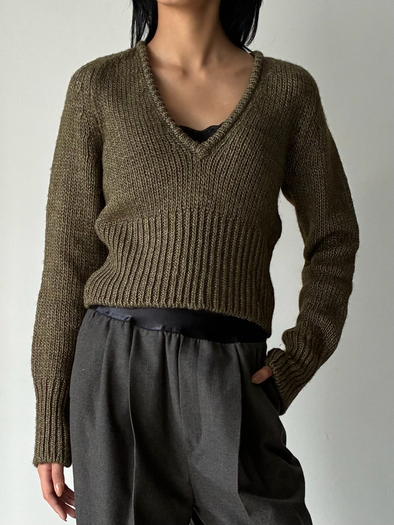 SHARP V-NECK KHAKI
