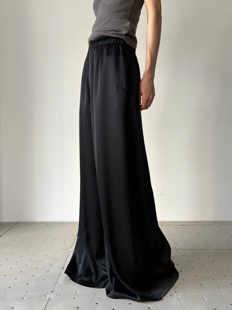 【226CPA650TA0007】SATIN WIDE TRAIN PANTS BLACK