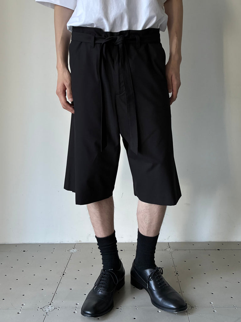 EVERETT PLEATED SHORTS IN COTTON POPLIN BLACK