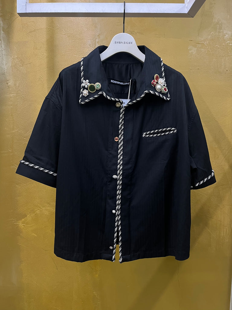 EMBELLISHED S/S LASSO SHIRT BLACK