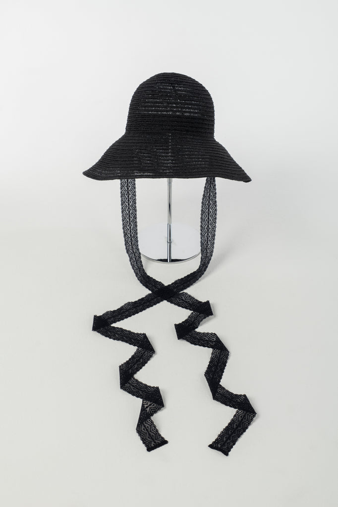 STRAW HAT WITH LACE RIBBON BLACK
