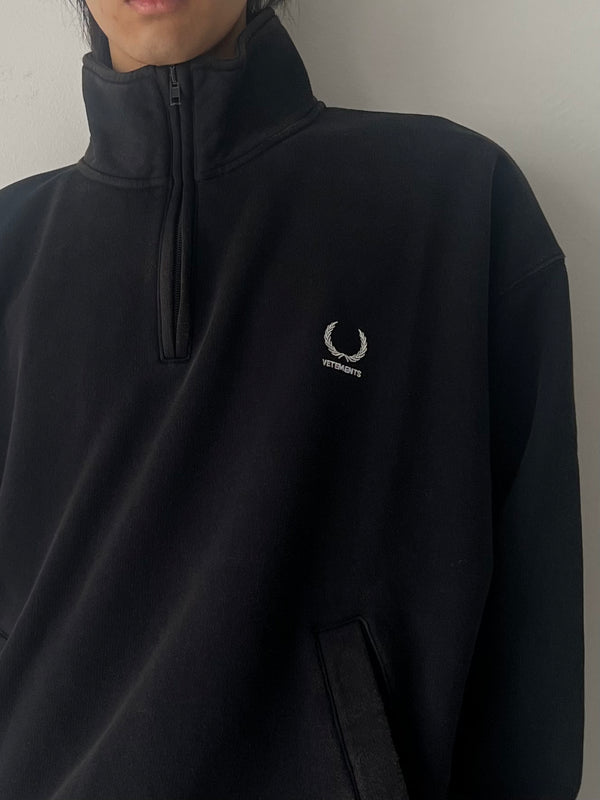 【MH27PZ187B】QUARTER-ZIP SWEATSHIRT BLACK