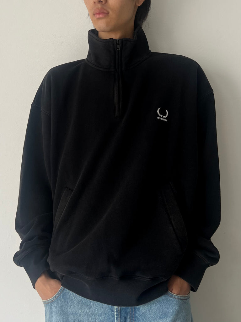 【MH27PZ187B】QUARTER-ZIP SWEATSHIRT BLACK