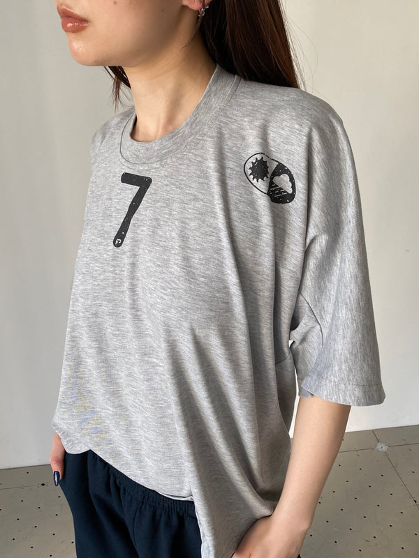 MOVED NECKLINE TEE GREY