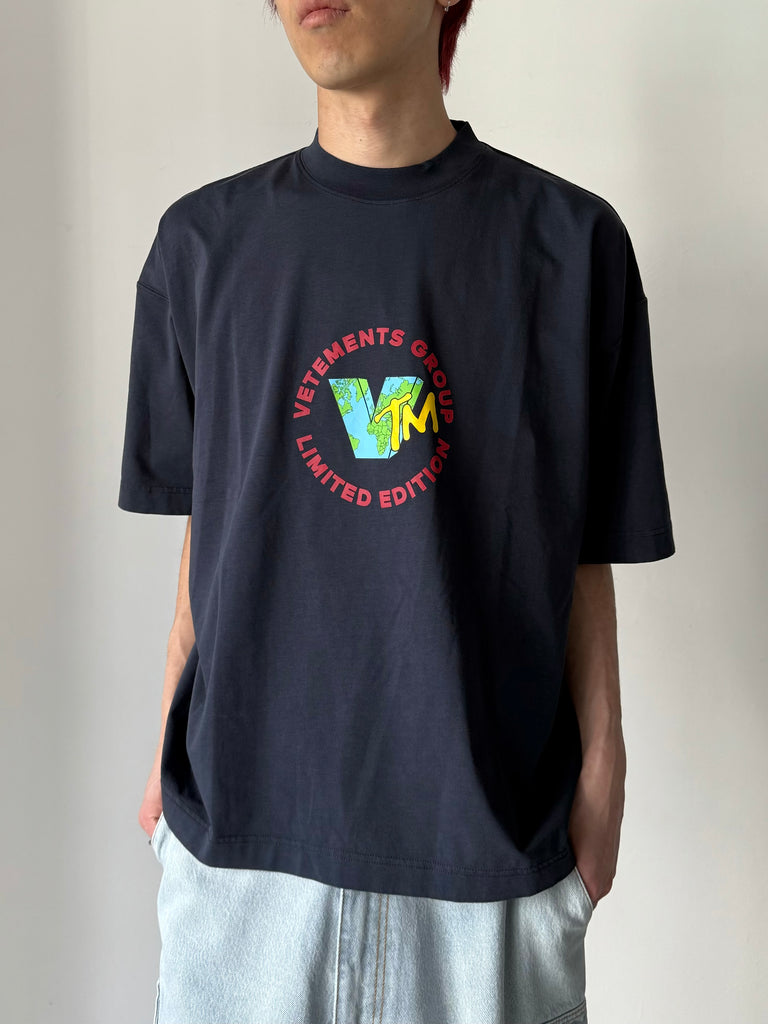 【VETEMENTS】ネイビー VTM World クロップド ボクシー Tシャツ Navy 'VTM' World Cropped Boxy T-shirt by VETEMENTS on Sale