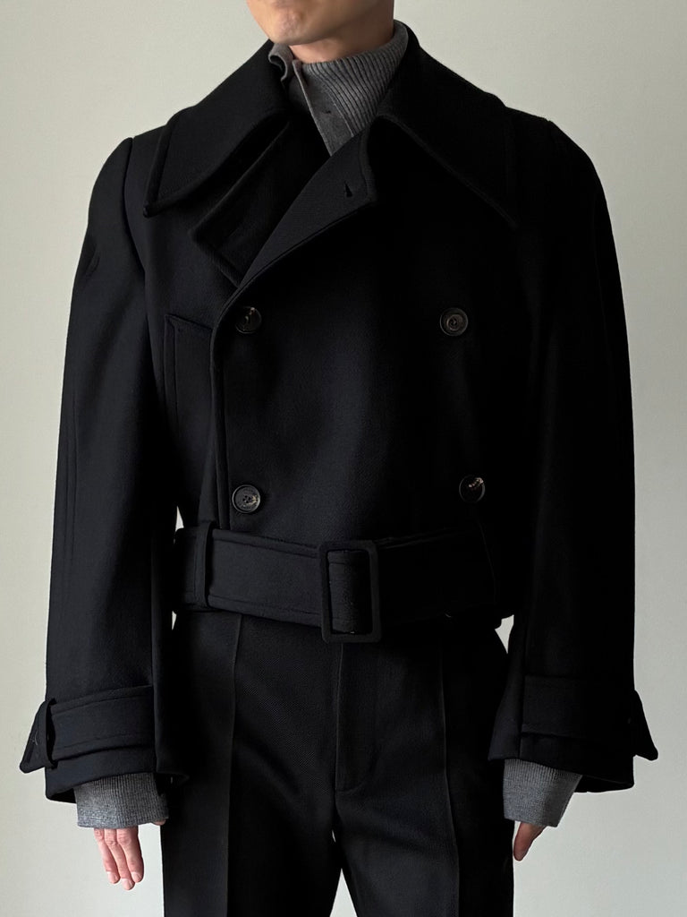 【AW26 OU 004 A】TAILORED RAGLAN CROP COAT BLACK