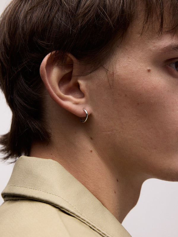 EVERYDAY HUGGIE EARRING SILVER